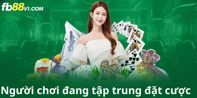 Bàn chơi Poker căng thẳng đòi hỏi chiến lược và quan sát.